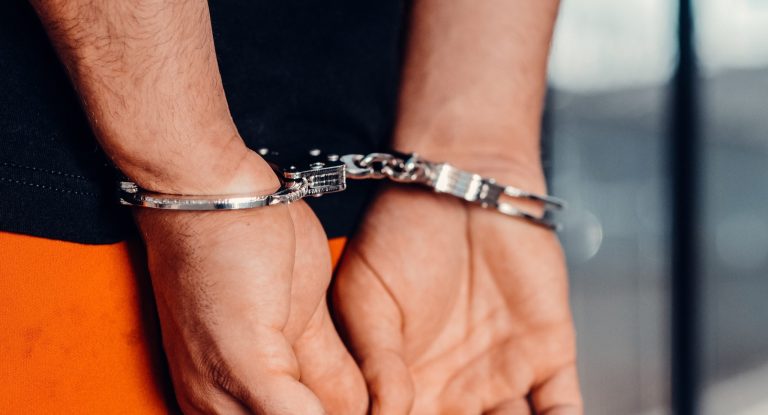 Hârșova: Distrugeri, violare și loviri. Doi bărbați, reținuți