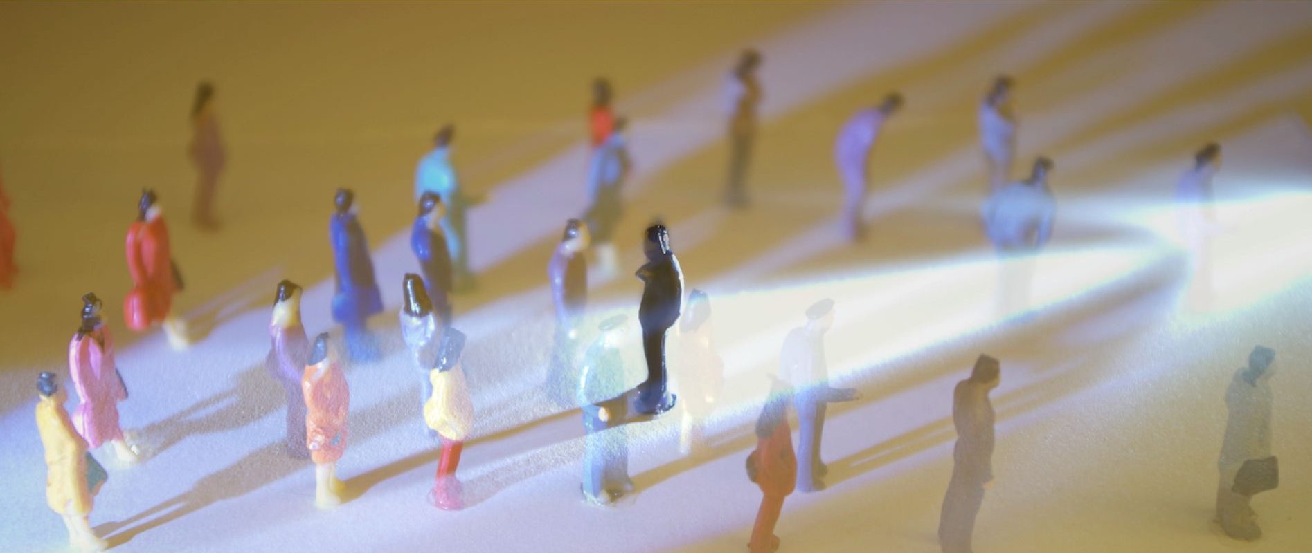 Ce înseamnă, de fapt, să fii om? O întrebare veche, un răspuns mereu nou