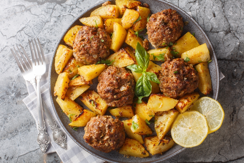 Grecia dezvăluie secretul chiftelelor: Rețeta la cuptor face furori în România