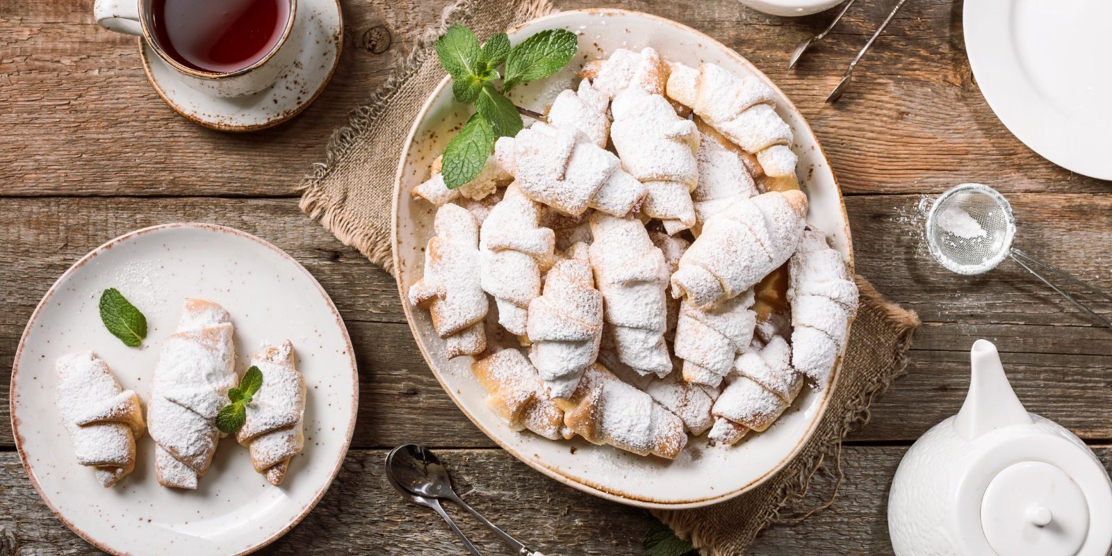 Rețeta secretă de cornulețe cu cremă de brânză: Un deliciu!