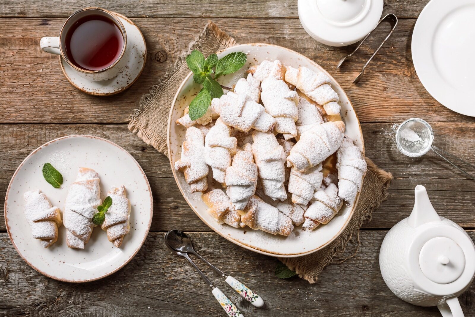 Rețeta secretă de cornulețe cu cremă de brânză: Un deliciu!