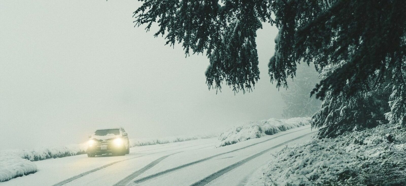 Ninsoarea blochează DN18 spre Suceava: Pasul Prislop, sub asediu