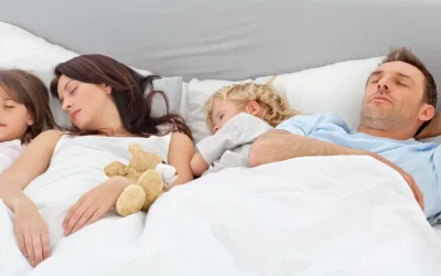 Ce riscă micuții care dorm cu părinții? 6 aspecte dovedite de știință