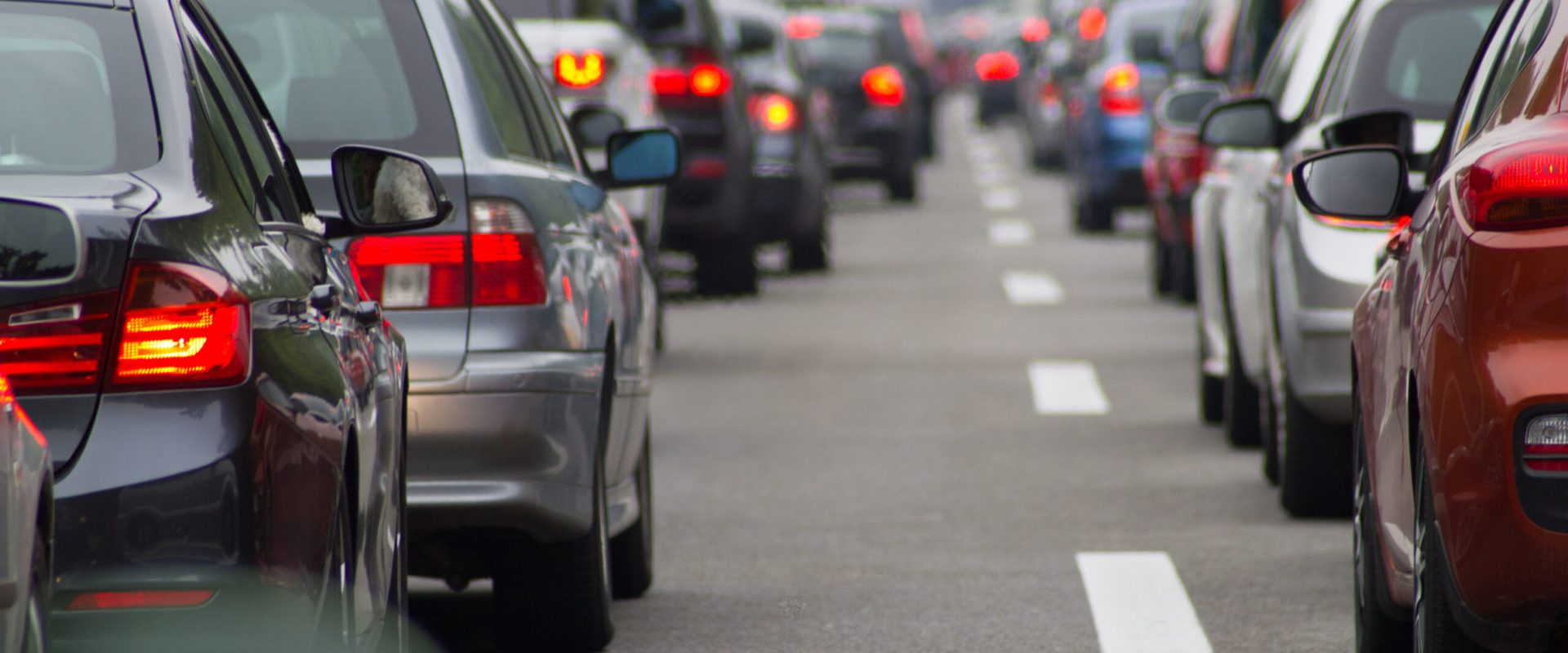 Cozi infernale pe DN1: Coloane de mașini spre Brașov. Aglomerație și pe autostrăzi