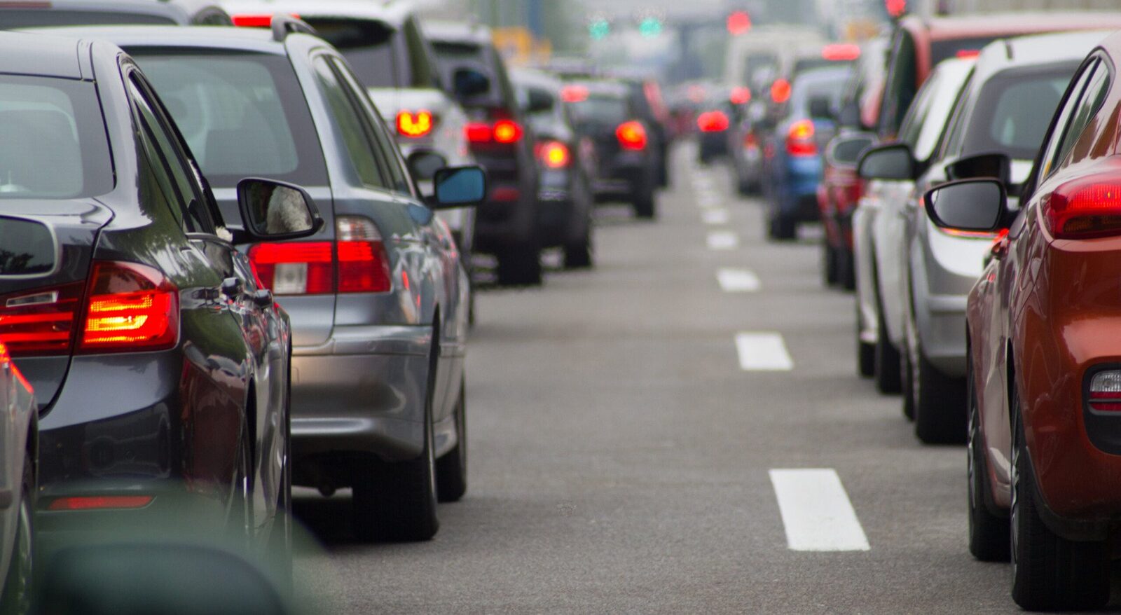 Cozi infernale pe DN1: Coloane de mașini spre Brașov. Aglomerație și pe autostrăzi