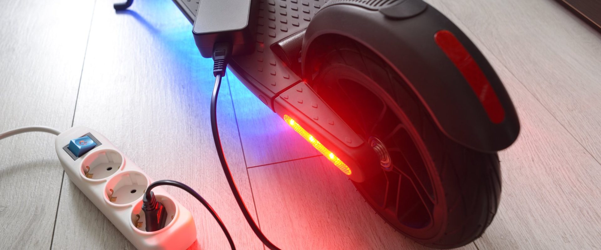 Apartament în flăcări: De ce nu e bine să încarci trotineta electrică în casă. Avertismentul unui expert
