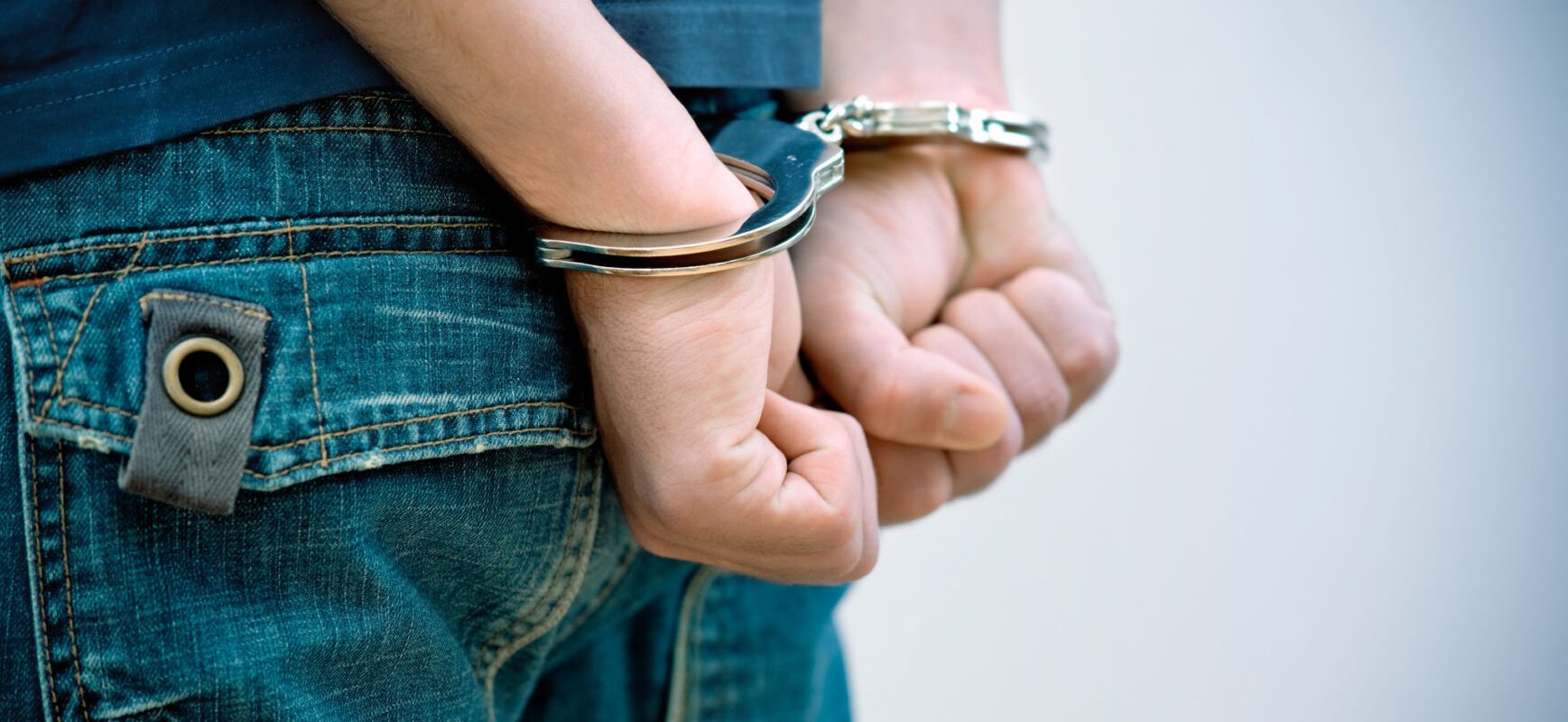 Tânăr, REȚINUT pentru postări fasciste pe rețelele sociale