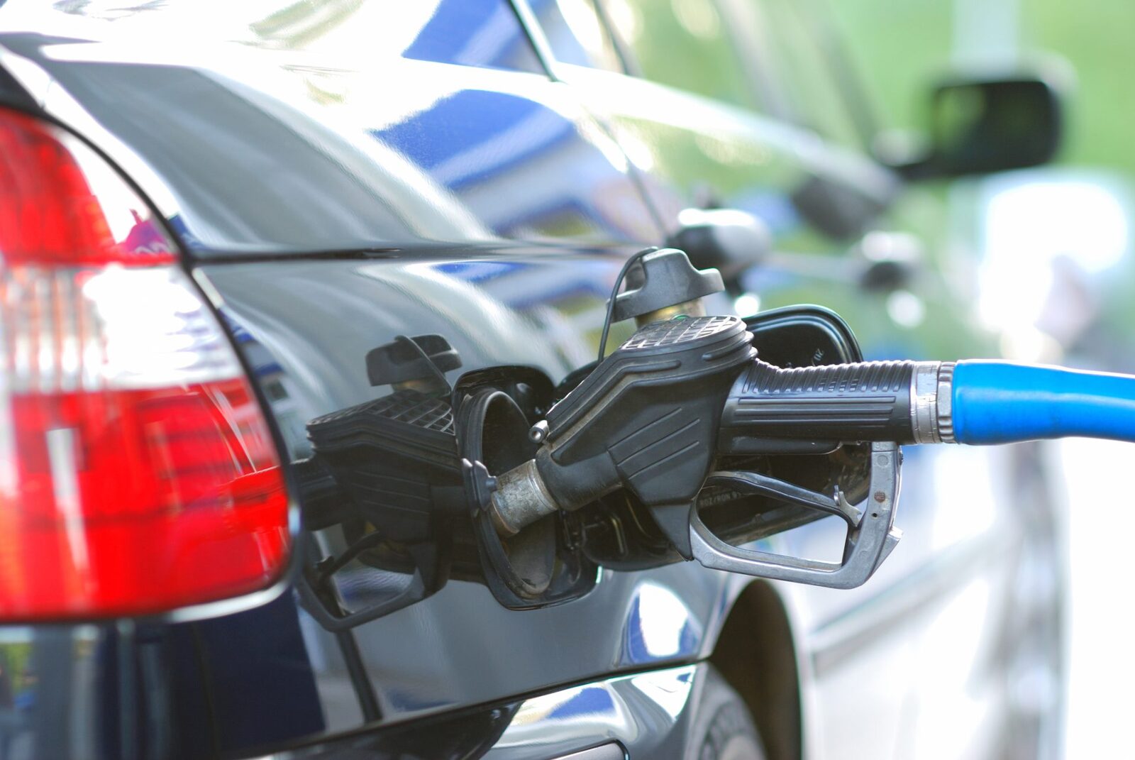 Carburanții nu se vor ieftini: Prețul crește, spune un expert după „oscilația” de joi