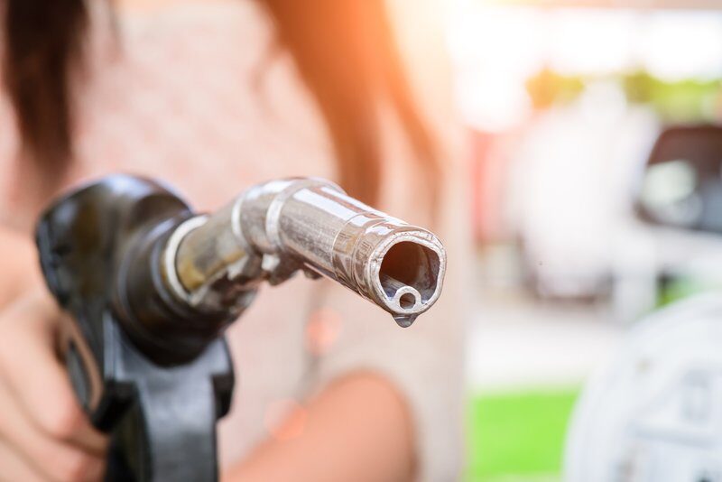 Motorina se ieftinește la o rețea, dar prețurile rămân mari. Vestea bună: Totuși!