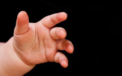 Bebeluș găsit printre droguri și gunoi la Roma. Tatăl, un român, arestat. Cuplul, acuzat de omor