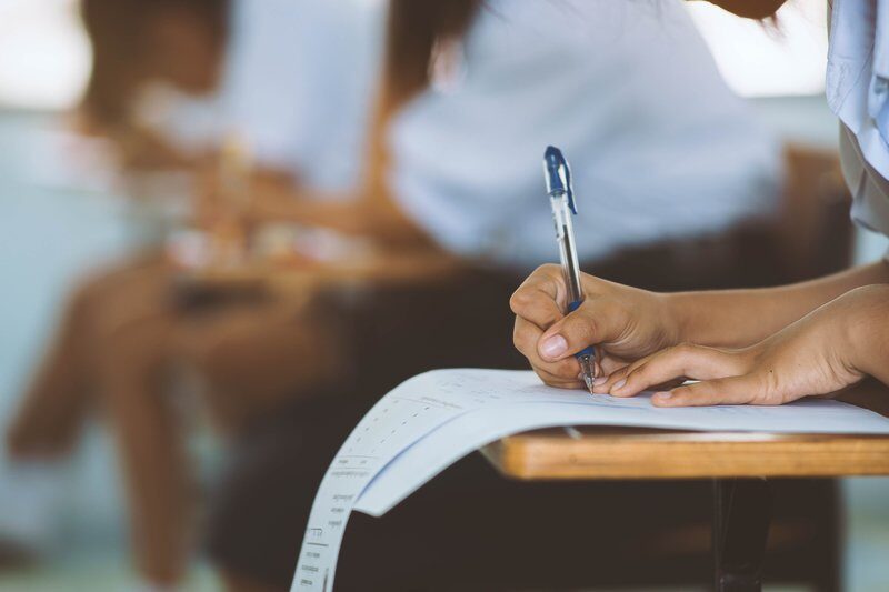Elevii de clasa a XII-a așteaptă rezultatele simulării BAC 2026