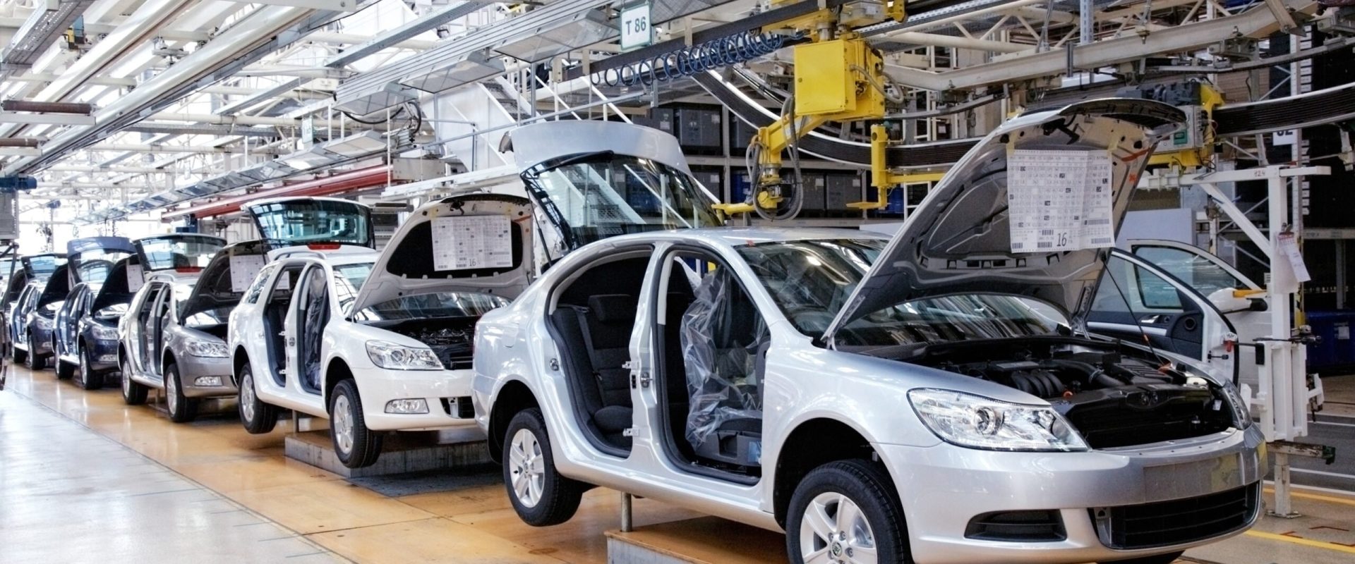 Războiul din orientul mijlociu loveste industria auto: Criza majoră pentru producători