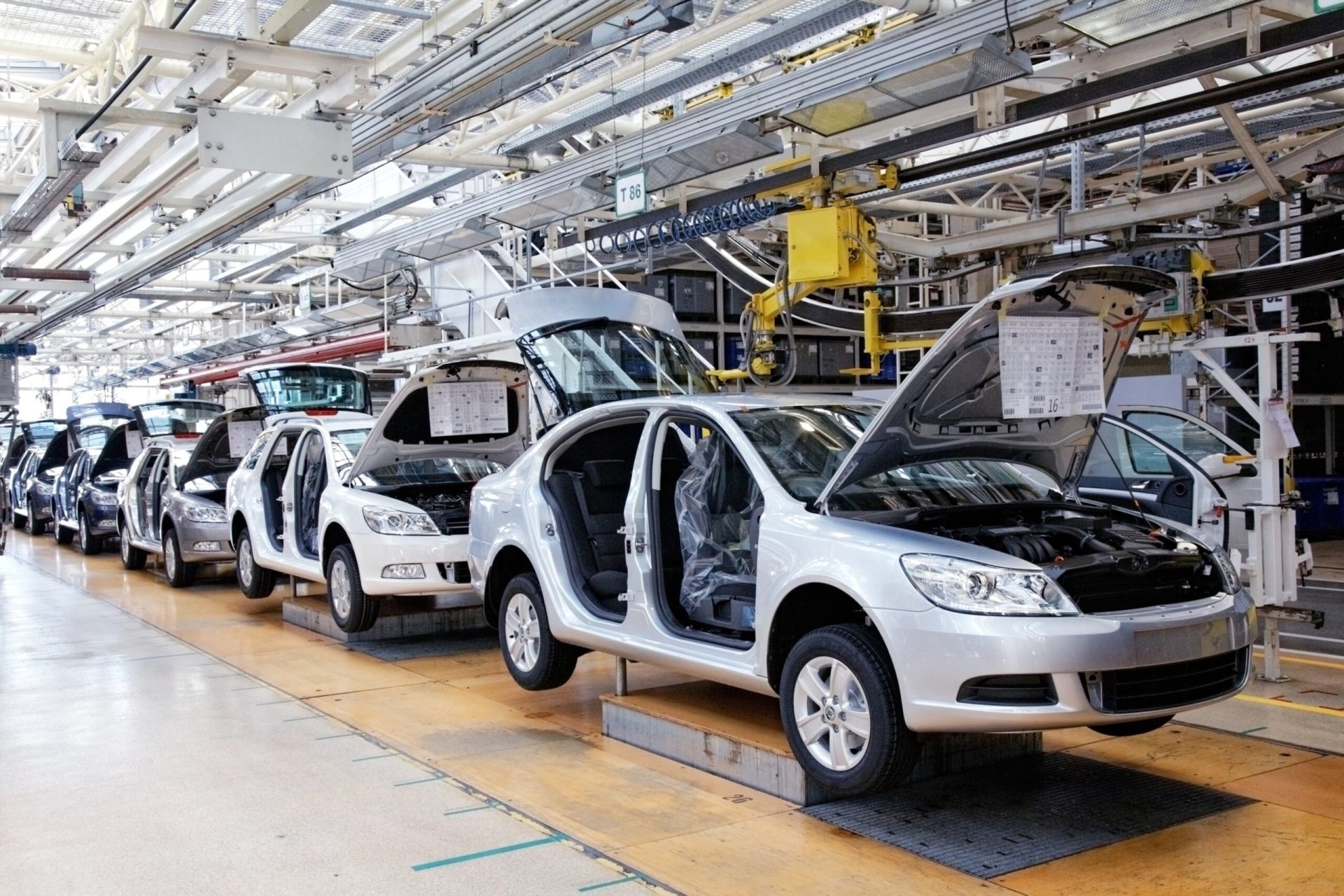 Războiul din orientul mijlociu loveste industria auto: Criza majoră pentru producători