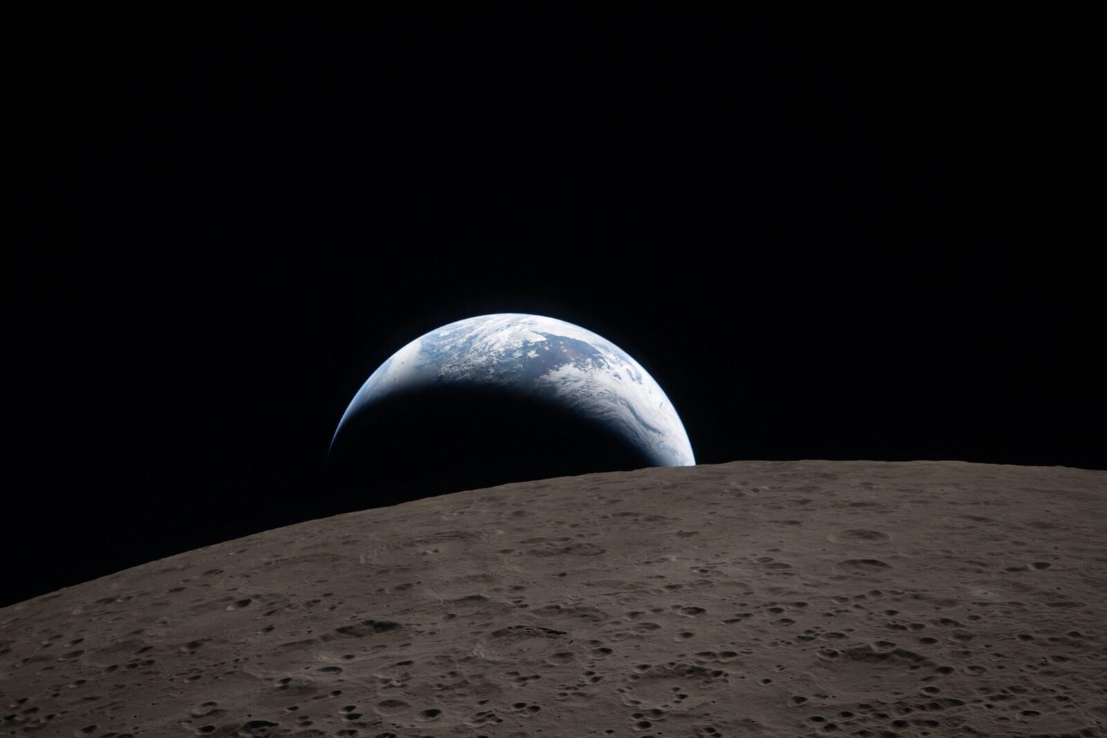 Artemis 2: Primele imagini spectaculoase cu „fața întunecată” a lunii