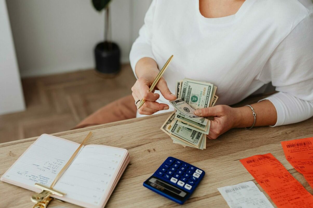 Tineri, tot mai dependenți financiar de părinți. Specialiștii cer reguli