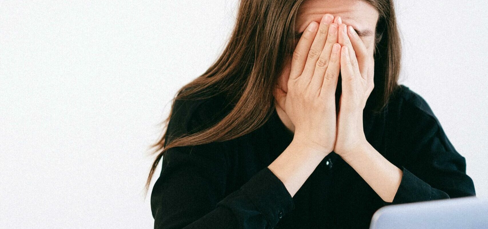 Milenialii, generație cocoșată: Avertismentul experților despre ecrane