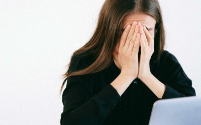 Milenialii, generație cocoșată: Avertismentul experților despre ecrane