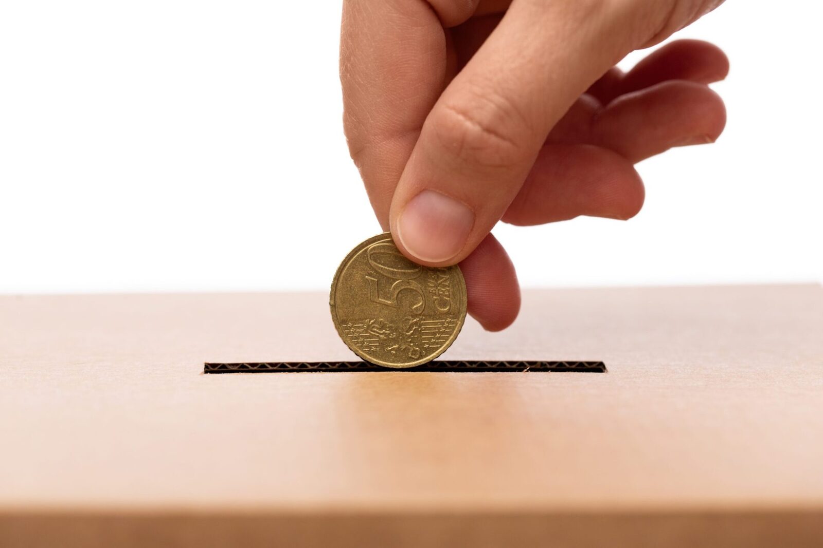 Cum scapă tinerii de dependența financiară: Sfaturi de la experți