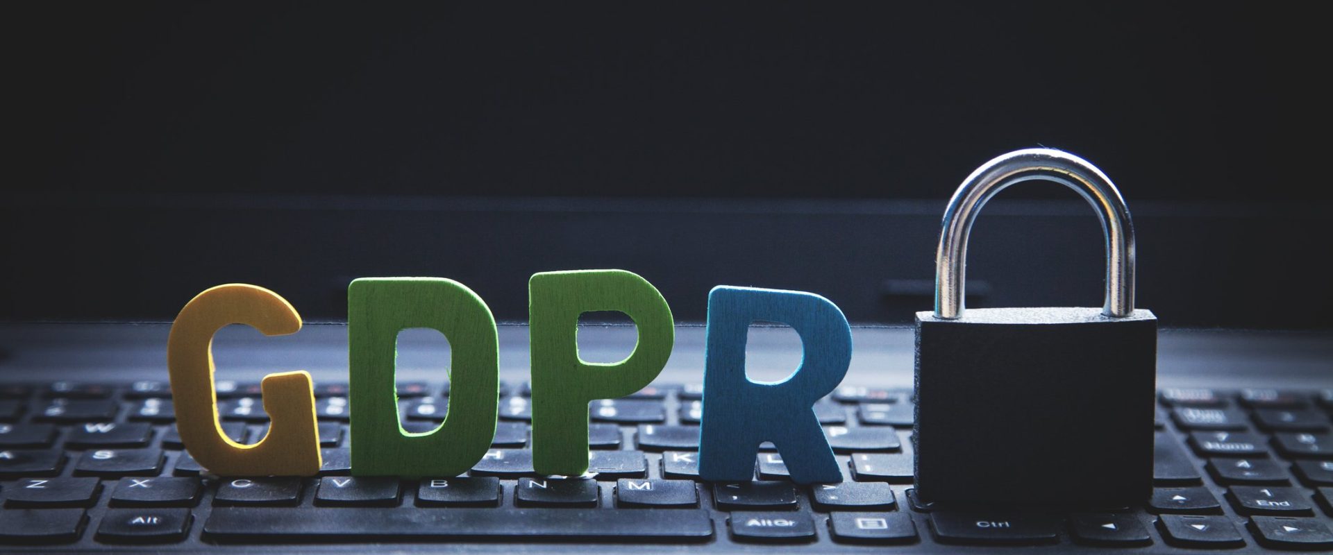 Hackeri lovesc din nou: Firmă românească amendată cu mii de euro după atac