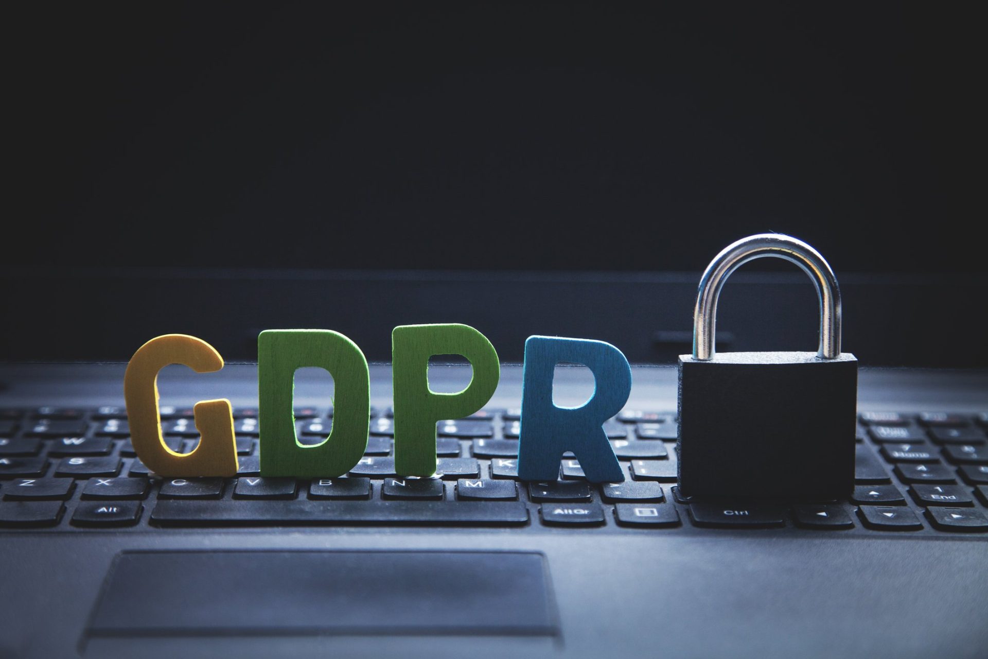 Hackeri lovesc din nou: Firmă românească amendată cu mii de euro după atac