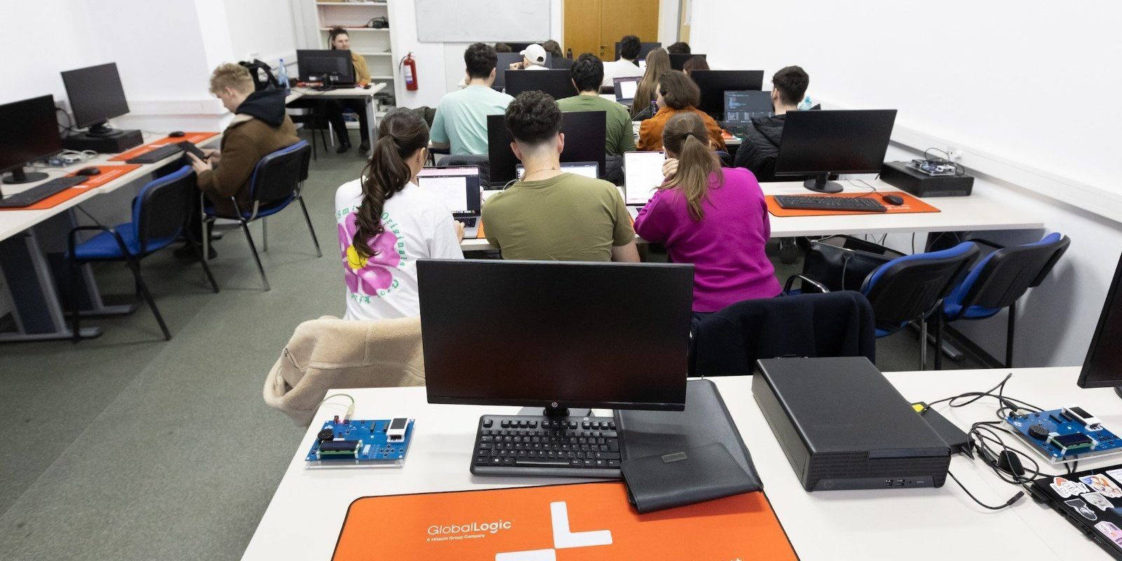 Hitachi dă o mână de ajutor Politehnicii București: 5 laboratoare modernizate