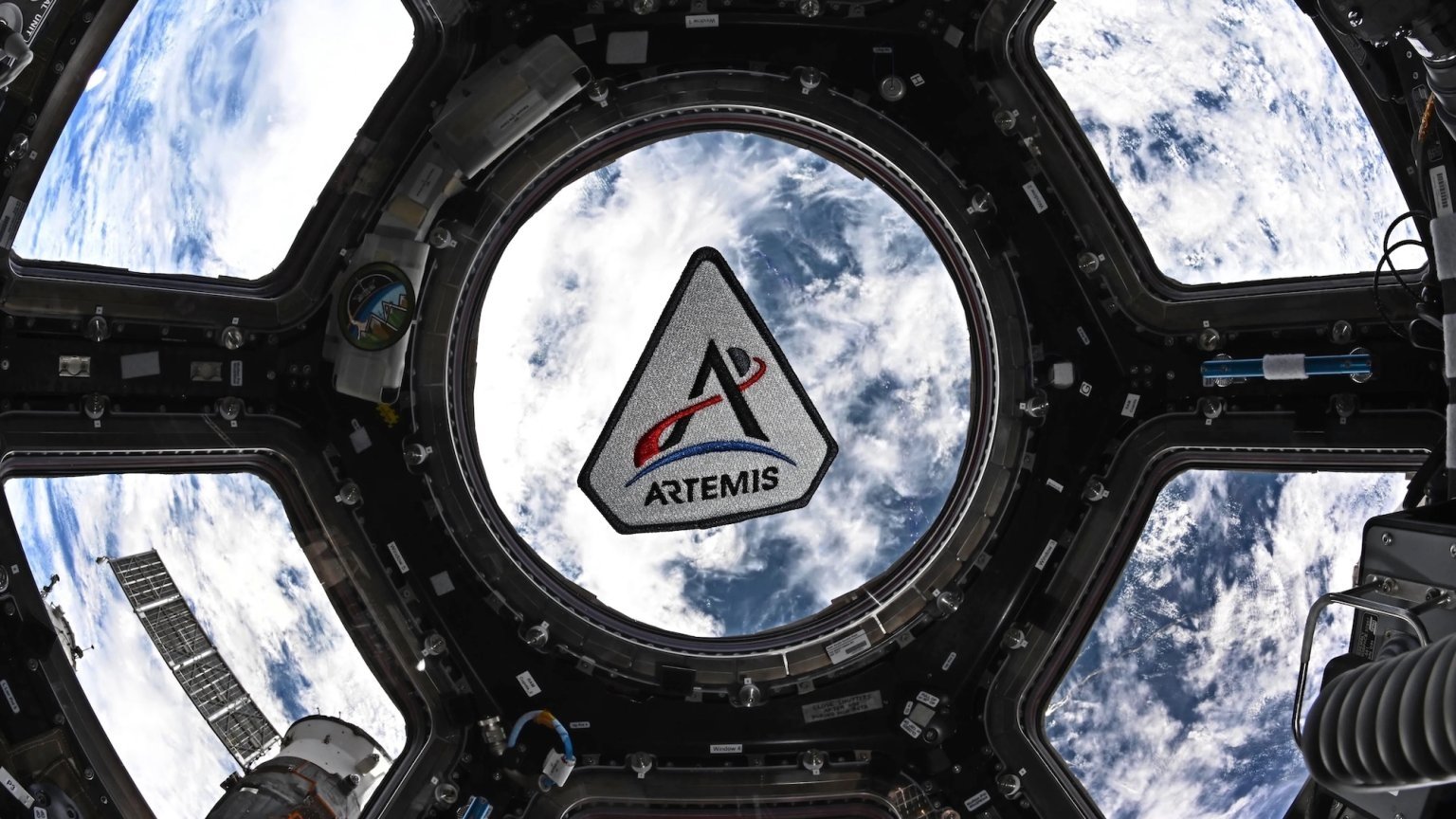 De ce nu se văd gunoaiele spațiale în imaginile Artemis II? Explicații