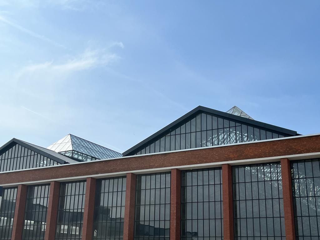 Hoți la Hala Laminor din București: Uși de lux, „evaporate” de 1 milion de euro