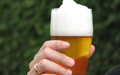 Ce riști dacă bei bere zilnic? Experții trag semnalul de alarmă