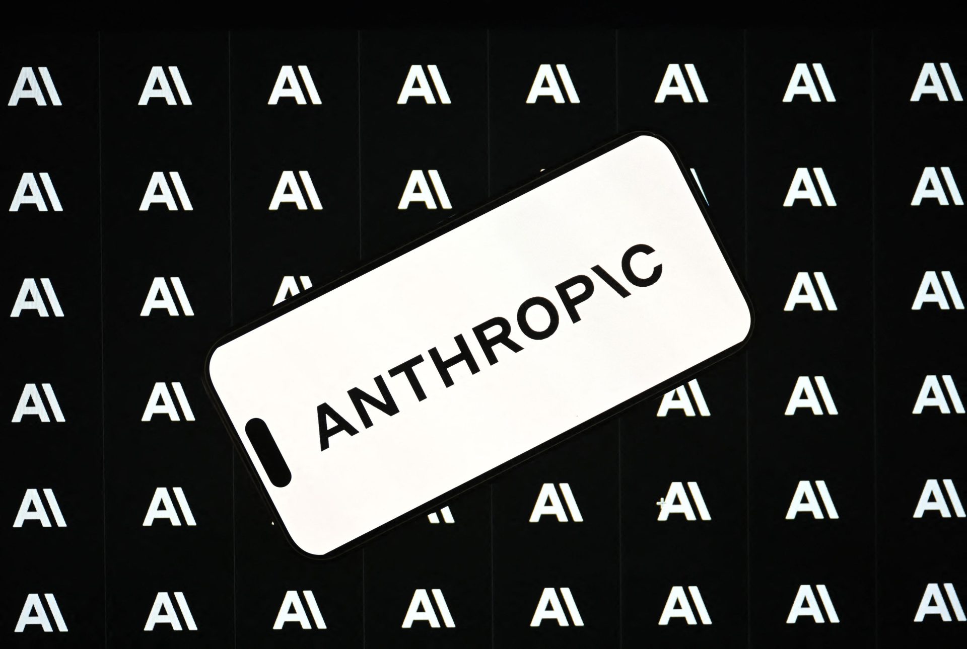 Mythos, AI-ul care sperie: Atacuri cibernetice mai rapide, guvernele în alertă!