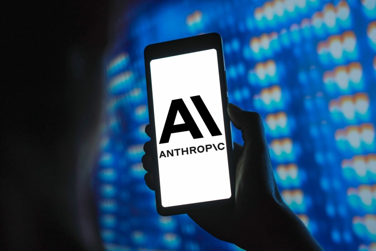 Anthropic depășește OpenAI la venituri: Bătălia giganților ia amploare