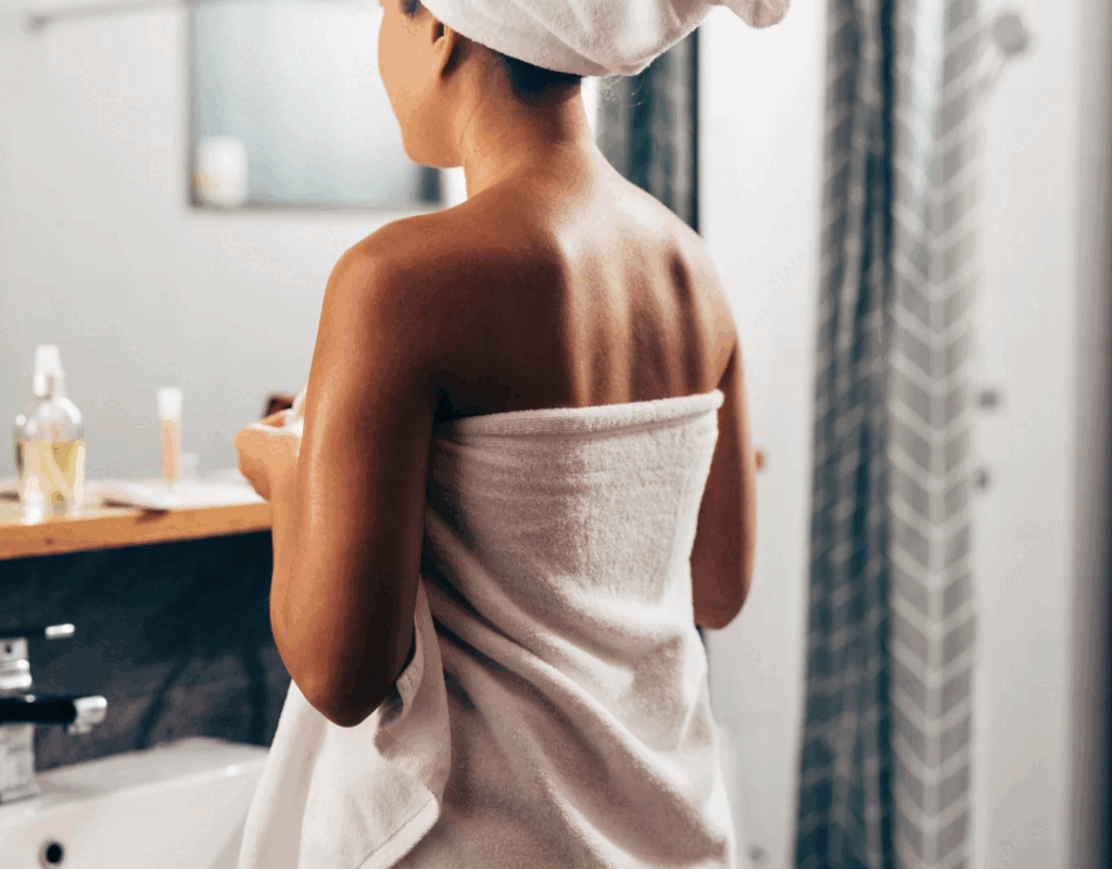 Alergie la duș: Dermatologul te avertizează ce folosești zilnic, fără să știi