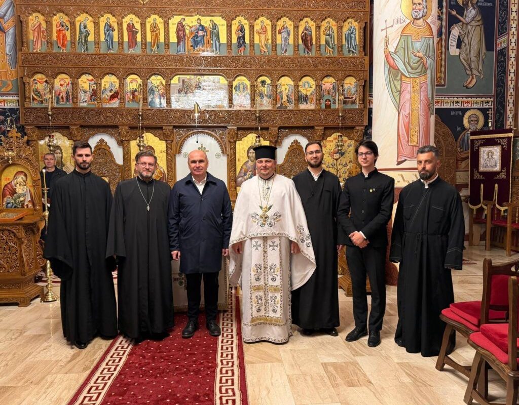 Bolojan, la Sînmartin, în noaptea de Înviere. Premierul, prezent la slujba de Paște