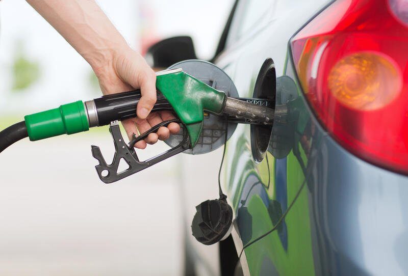 Benzina și motorina se ieftinesc iar. Ce prețuri sunt la pompă azi