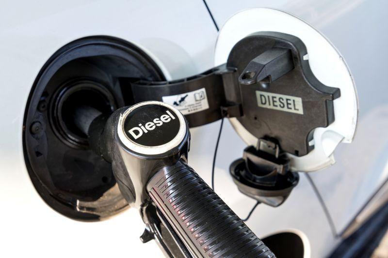 Oug pentru motorină: Accize reduse, taxă pentru petroliști