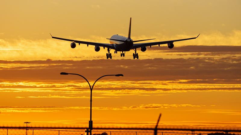 Bilete de avion mai scumpe și zboruri anulate: Criza de kerosen lovește românii
