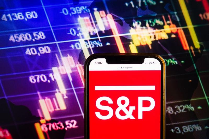S&P menține ratingul slab al româniei, cu perspectivă negativă, avertizează asupra riscurilor