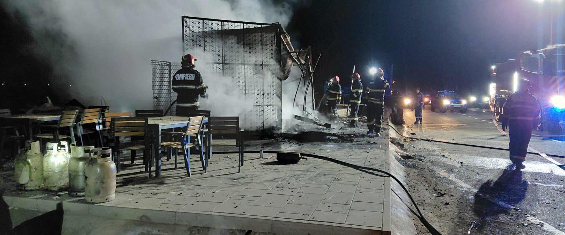 Incendiu violent, noaptea, la un fast-food din județul Cluj