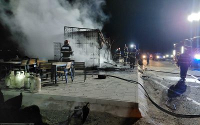 Incendiu violent, noaptea, la un fast-food din județul Cluj