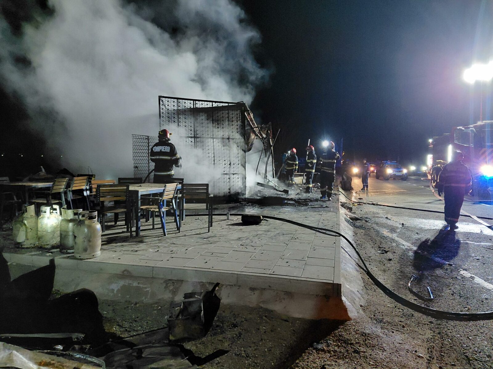 Incendiu violent, noaptea, la un fast-food din județul Cluj