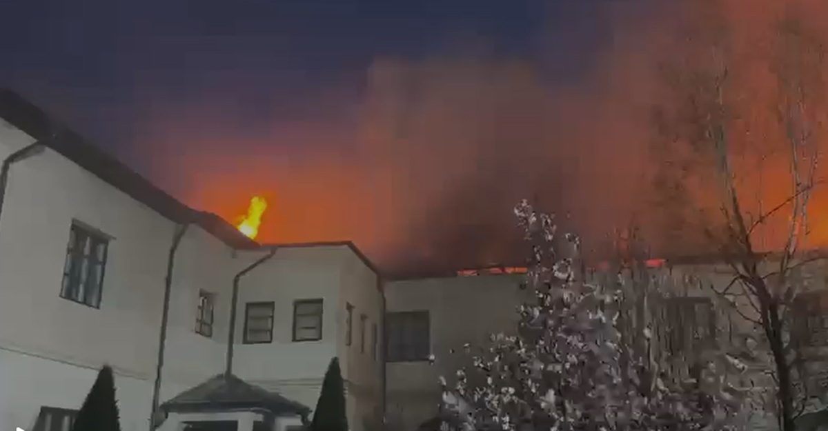 Flăcări puternice la Mănăstirea Bistrița: 10 autospeciale luptă cu focul