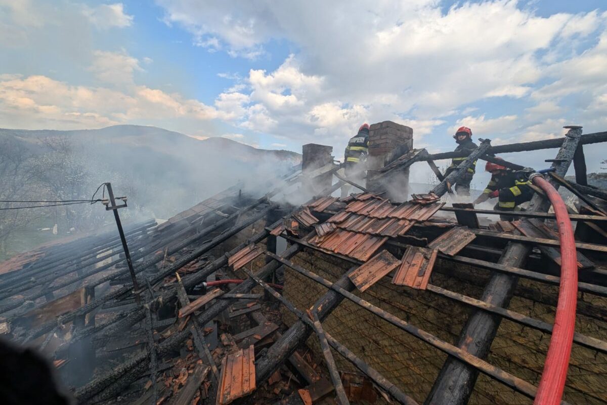 Incendiu în Nehoiu: Pompierii l-au readus la viață pe proprietar