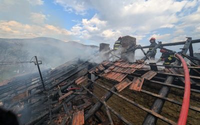 Incendiu în Nehoiu: Pompierii l-au readus la viață pe proprietar