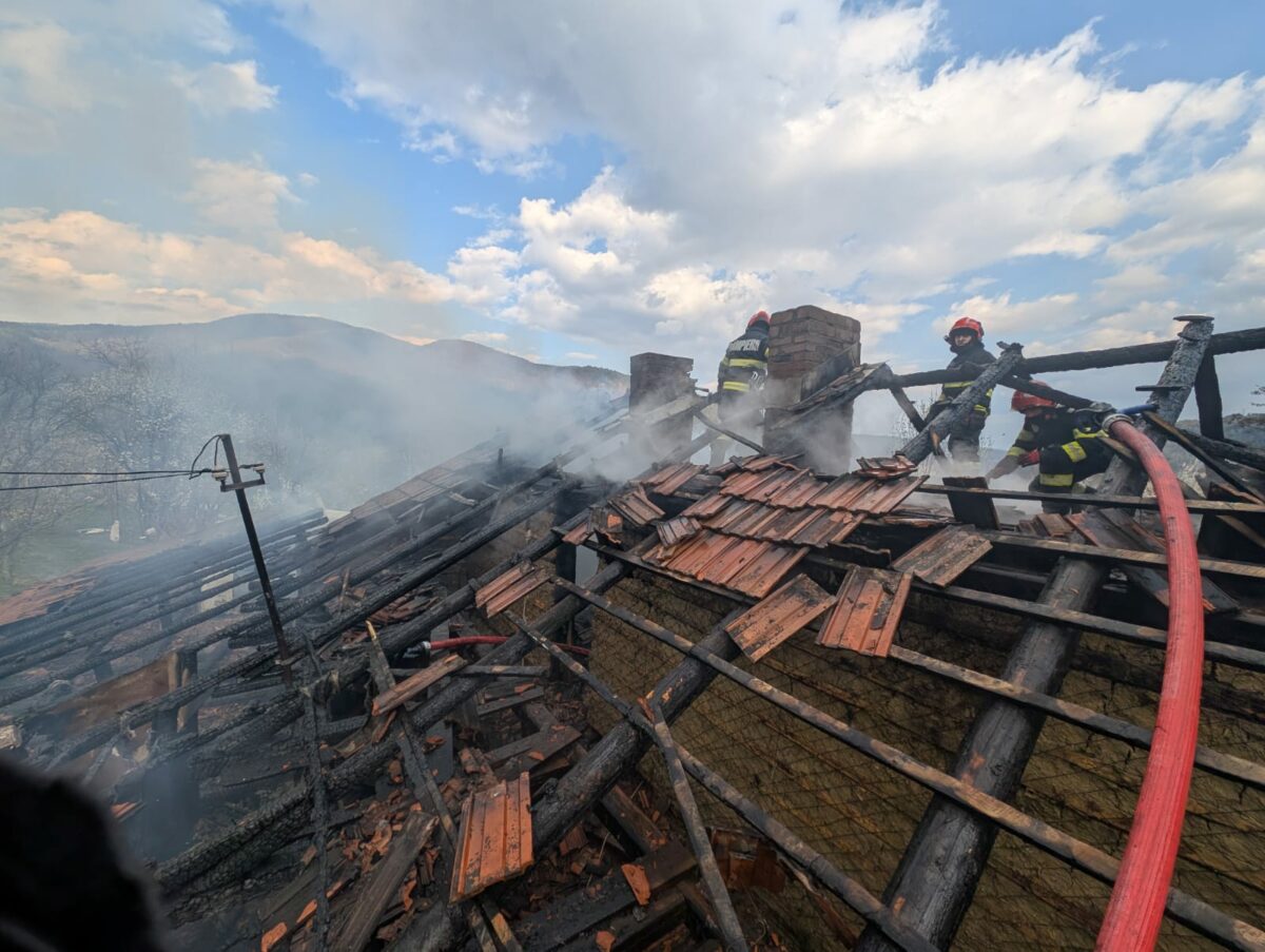 Incendiu în Nehoiu: Pompierii l-au readus la viață pe proprietar