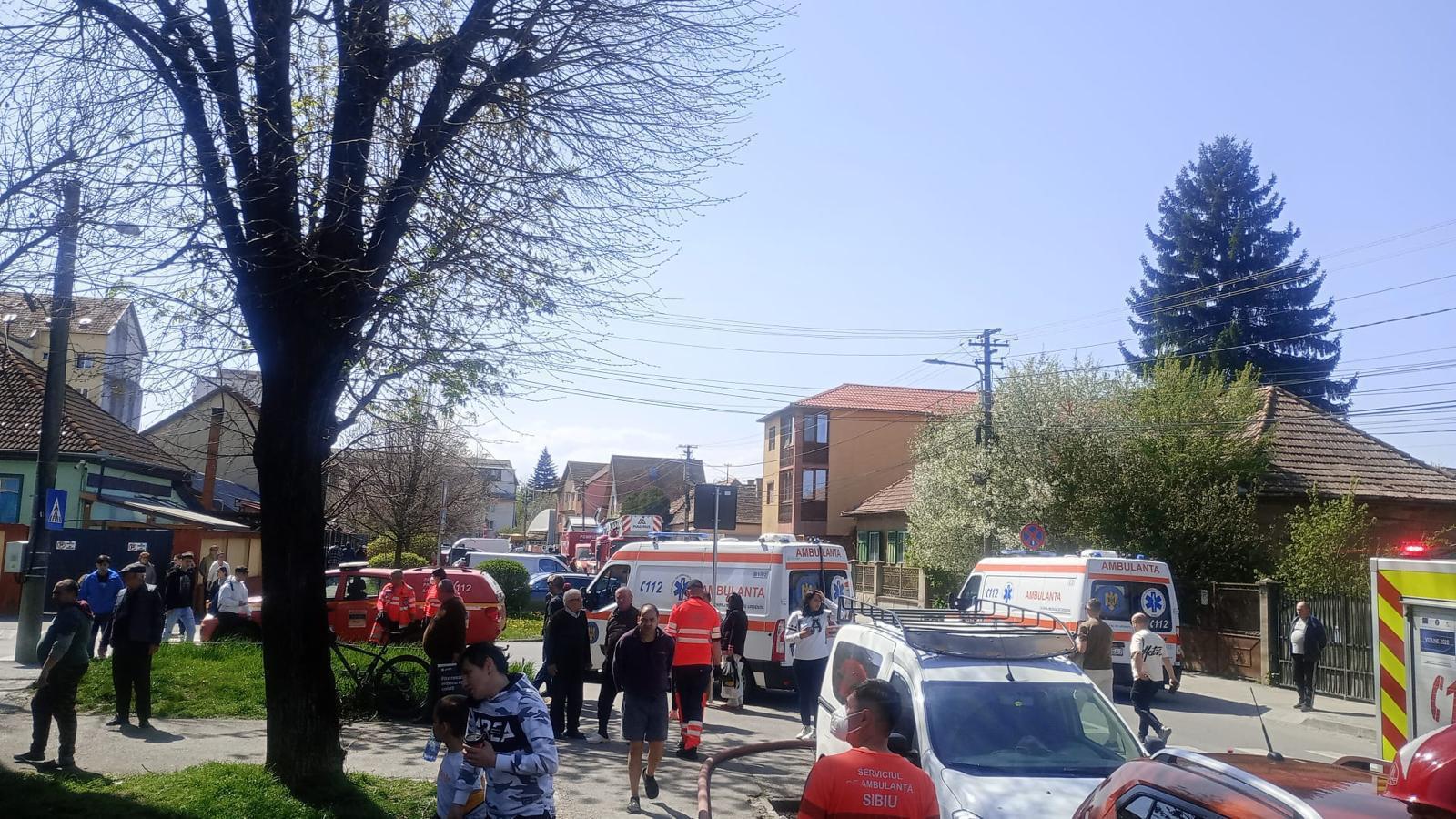 Incendiu în Sibiu: Peste 20 de persoane evacuate, trei victime la spital