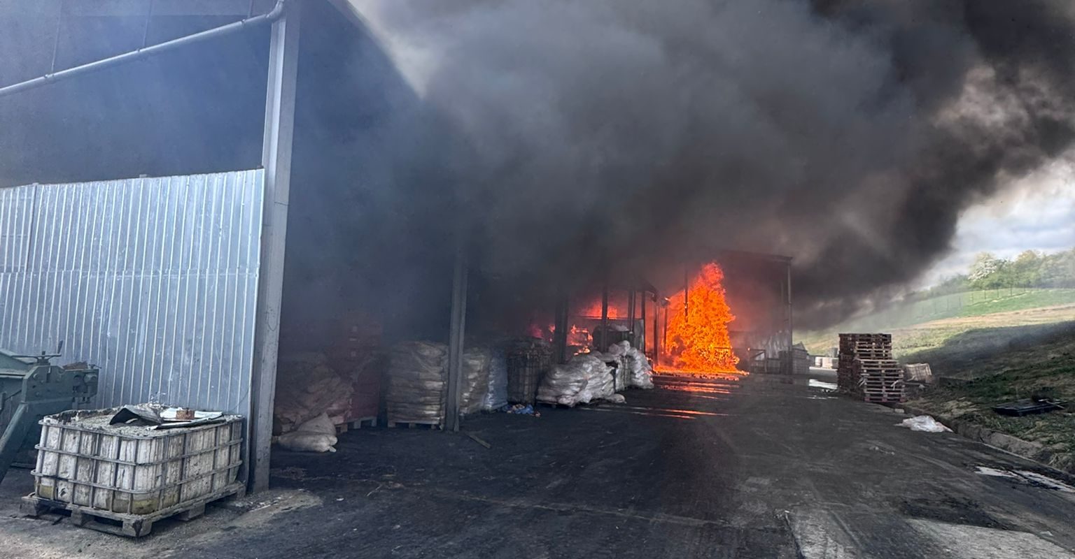 Incendiu puternic la o hală din Sălaj: Fum gros, emis mesaj Ro-Alert