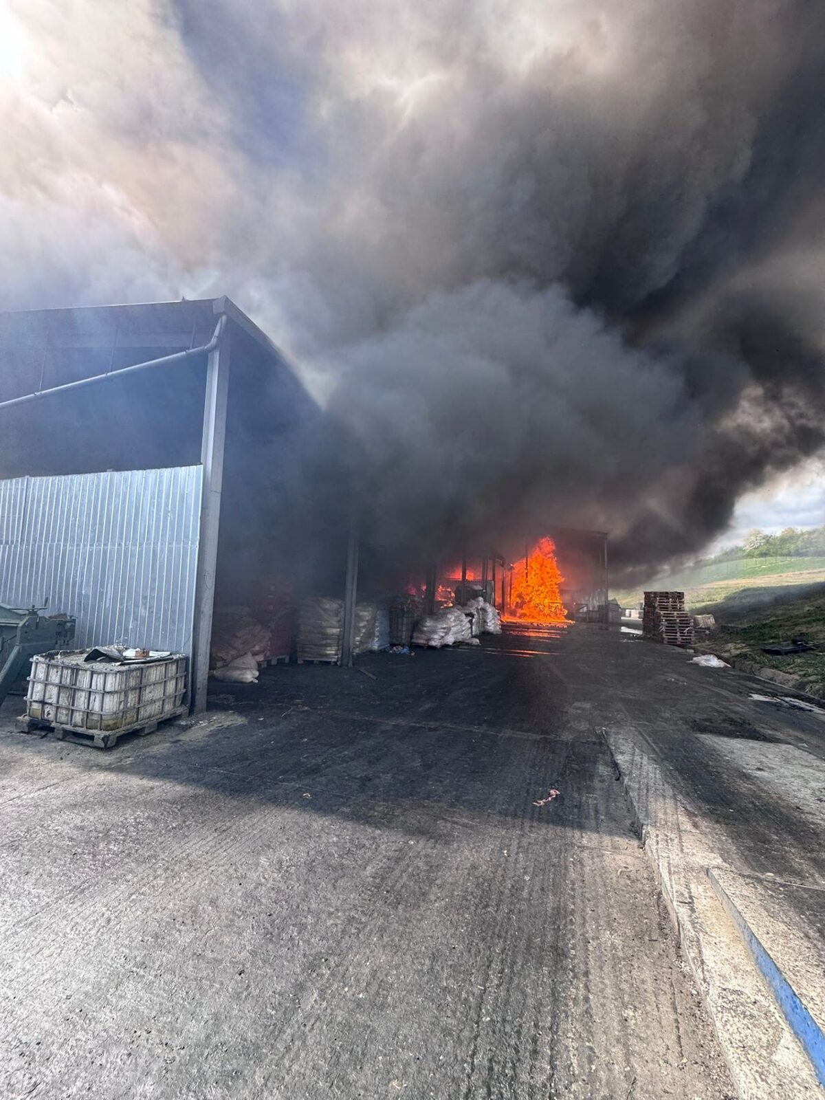Incendiu puternic la o hală din Sălaj: Fum gros, emis mesaj Ro-Alert