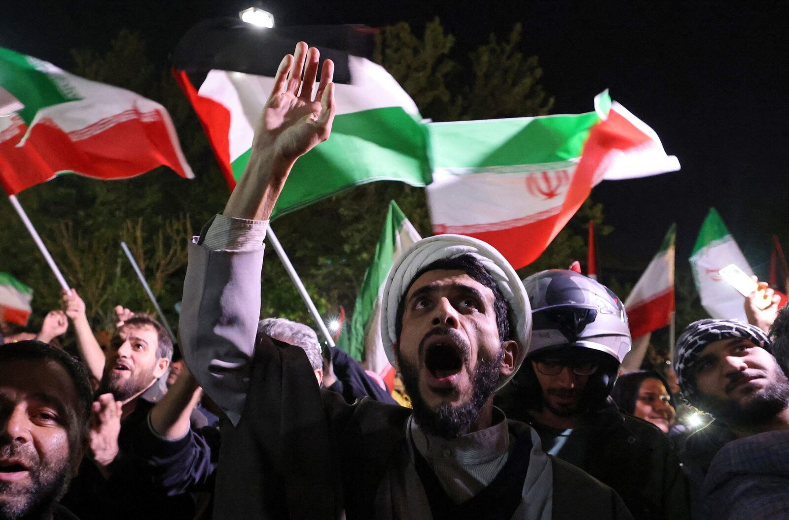 Iran: Tensiuni cu SUA, lanțuri umane pe poduri și lângă centrale