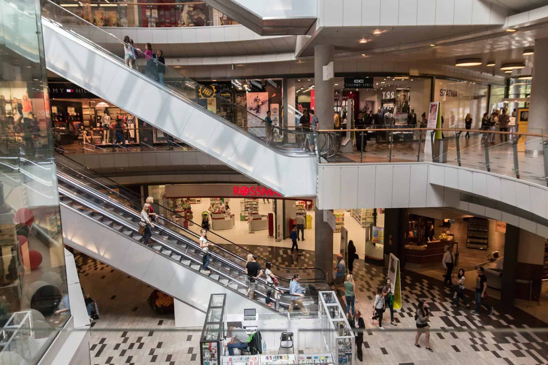 Scădere majoră a consumului: Românii, mai atenți la bani. Alimentele, salvarea