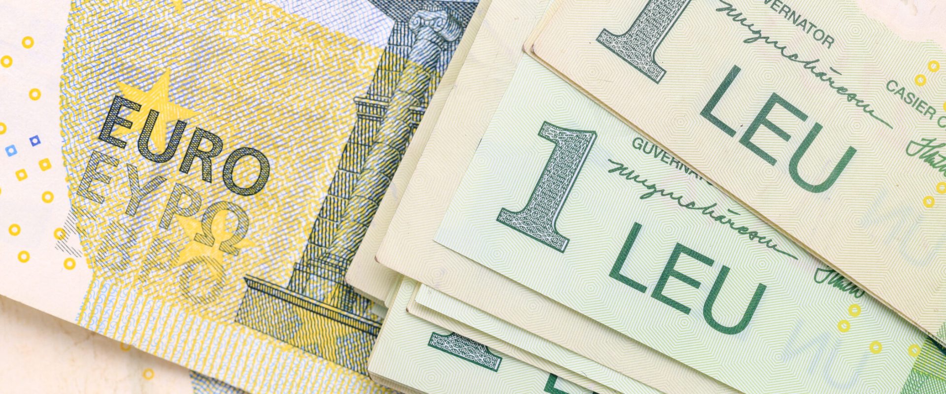 Leul, „victima” politicienilor: Deceniul de deprecieri, oglindă a crizelor din România