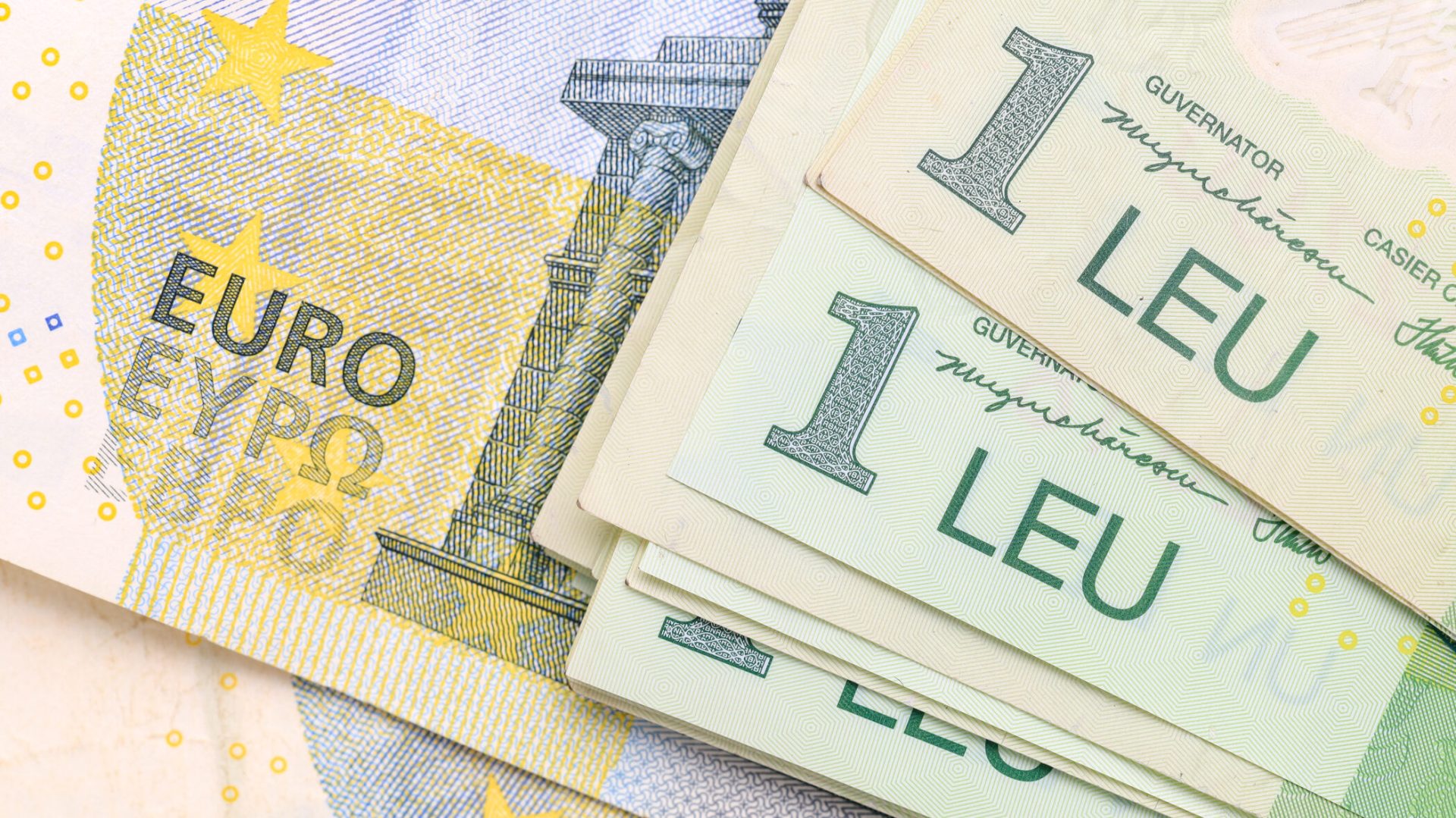 Leul, „victima” politicienilor: Deceniul de deprecieri, oglindă a crizelor din România